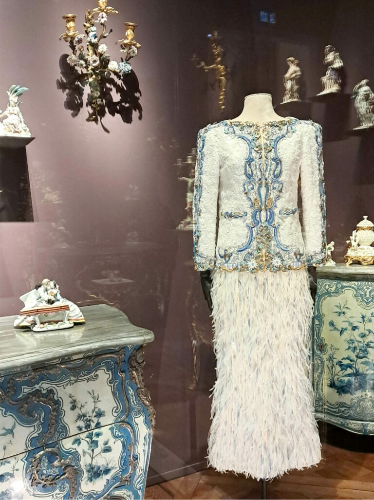 Photo au LOUVRE de l’exposition printemps / été 2025 LOUVRE COUTURE . Tenue Yves Saint Laurent (collection 1984/1985)