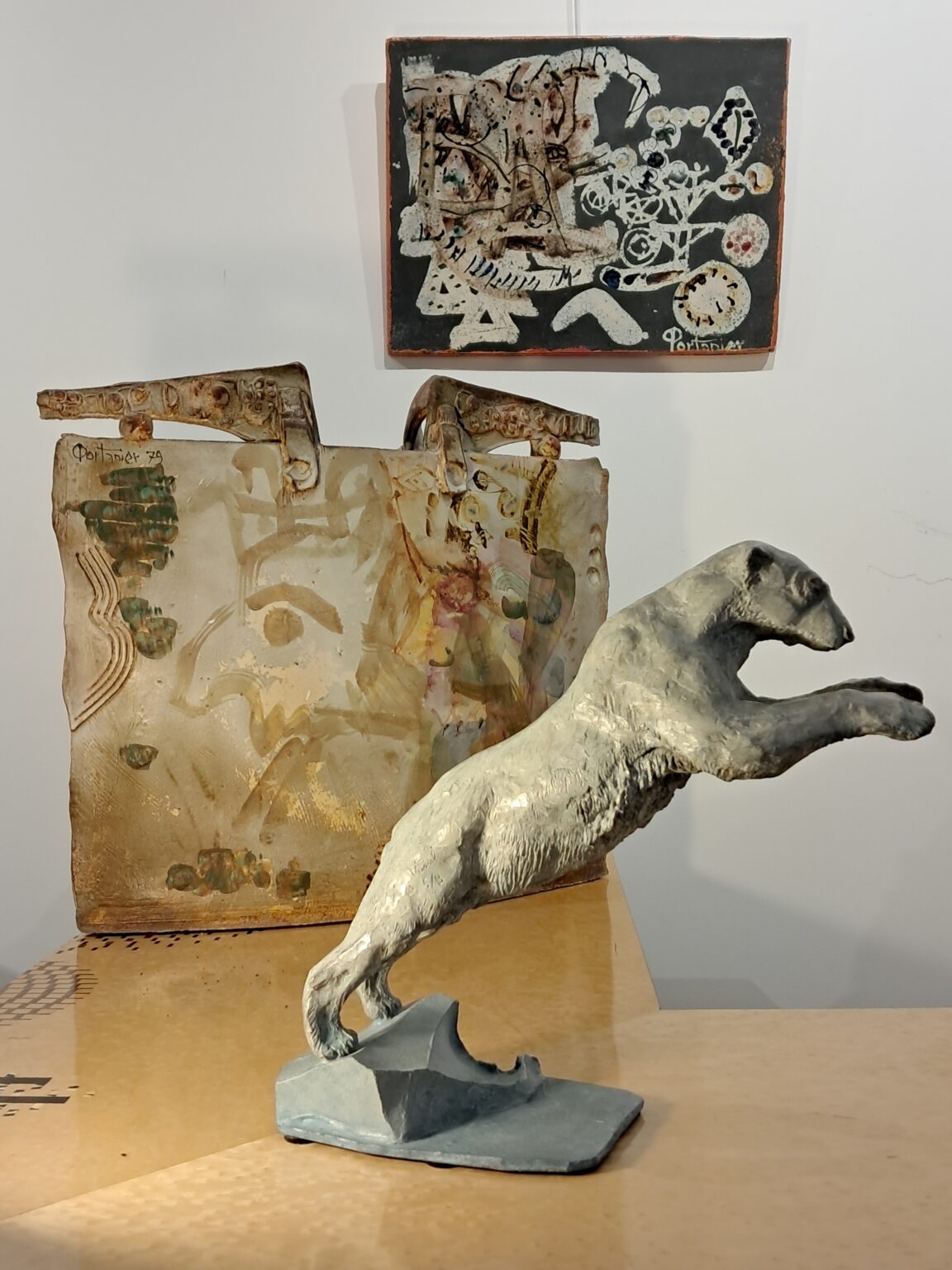 Présentation à la galerie. Bronze de VASSIL : LE PLONGEON avec deux céramiques de Gilbert PORTANIER.